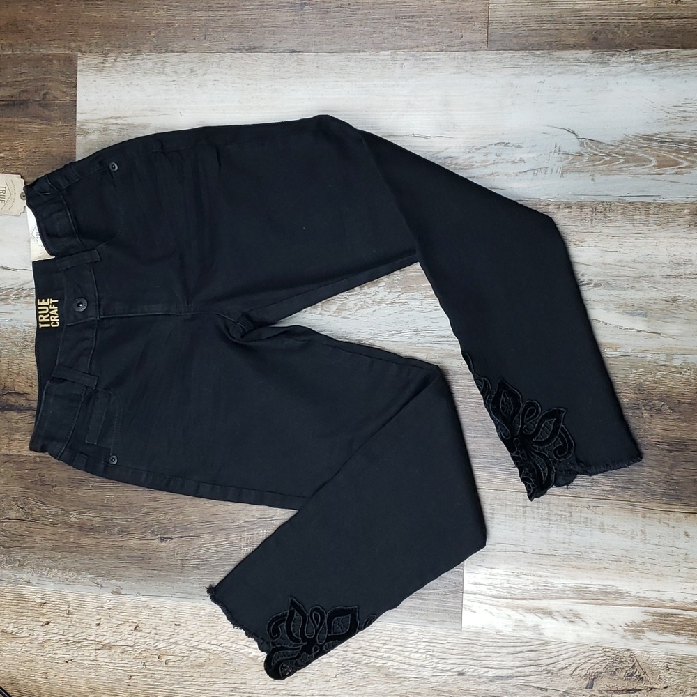 NWT True Craft Black Skinny Jeans With Applique on outside Ankle Size 12